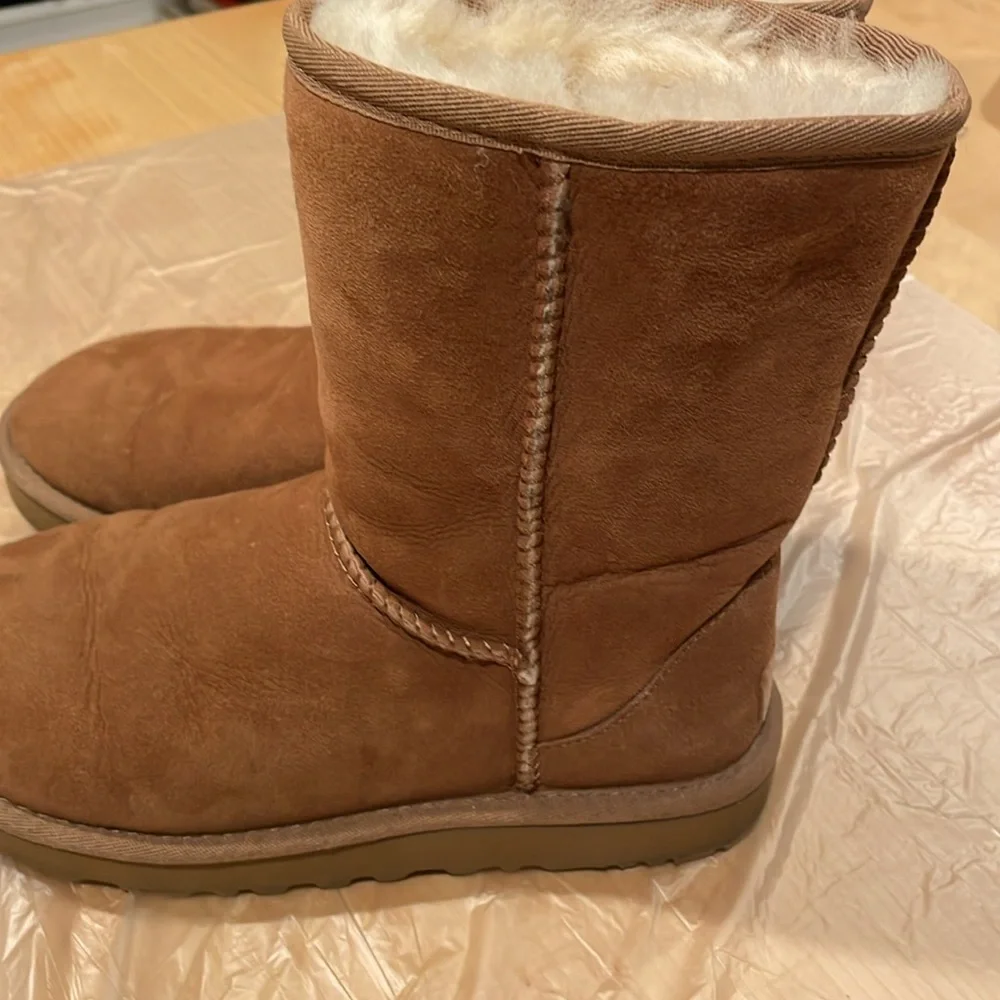 UGG Classic II short boot size 5 - Preowned